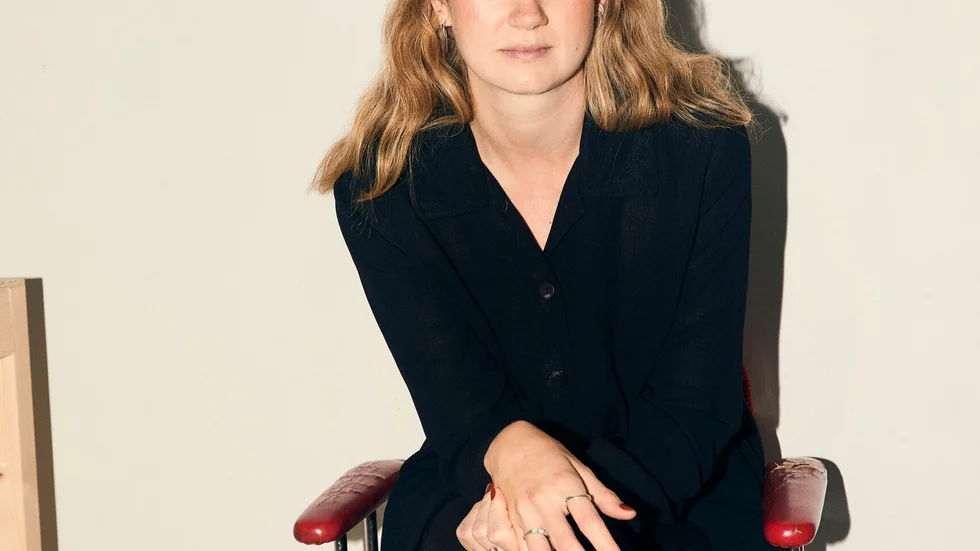 Elin Michaelsdotter (född 1992) kommer från Uppsala men bor nu i Stockholm. "Blommorna" är hennes första bok.
