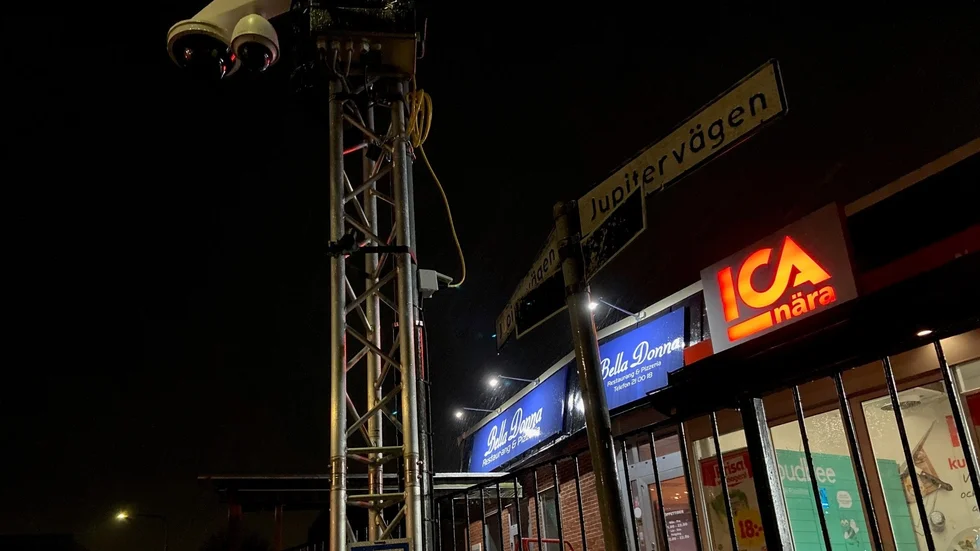 Kameran har satts upp utanför Ica och pizzerian. För en vecka sedan detonerade ett explosivt föremål på platsen. 