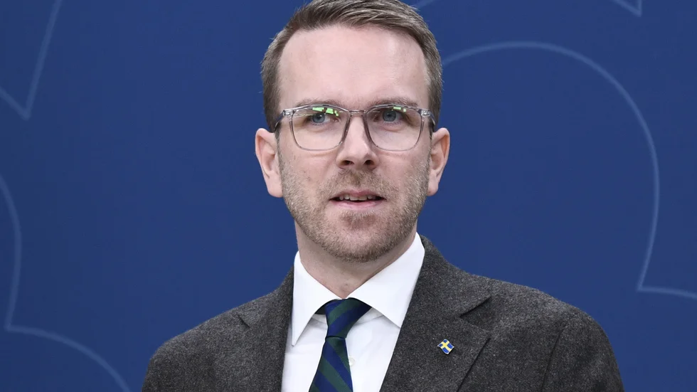 Andreas Carlson (KD), infrastruktur- och bostadsminister, har förklarat varför regeringen helt riktigt väljer att köra över Kiruna.