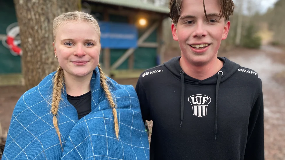 Emilia Ahlgren och Bill Gibson tvekade aldrig att hoppa i det engradiga vattnet. "Men det ska bli skönt att krypa in i bastun nu", säger Bill Gibson efter doppet.