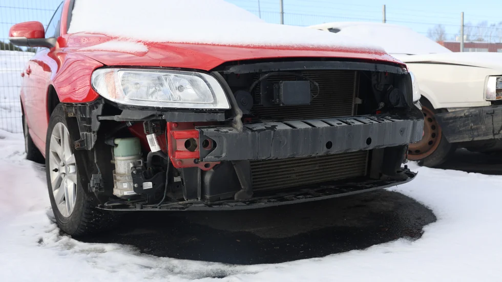 Volvo V70 med bortmonterad front. "Besvärligt att få ihop vardagen.", berättar brottsoffret.