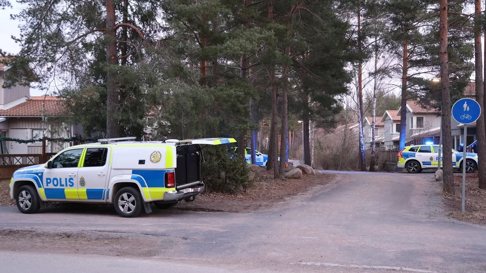 Flera patruller har varit på plats i Sävja under dagen, bland annat ett antal hundbilar.