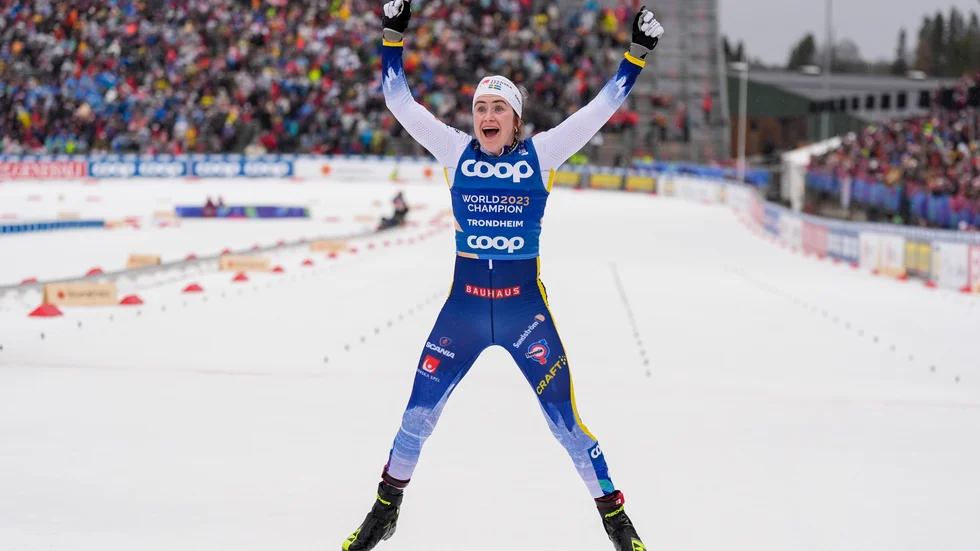 Ebba Andersson jublar efter sitt VM-guld i skiathlon – efter en målfotoseger mot norskan Therese Johaug.