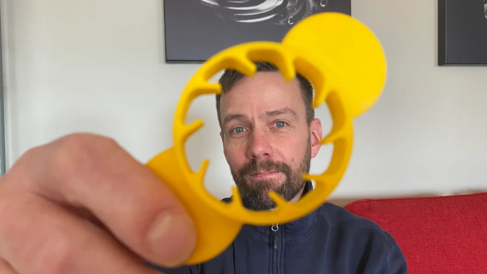 Petter Wallerius har tagit fram ett hjälpmedel som gör det lättare att få upp skruvkorkar. 