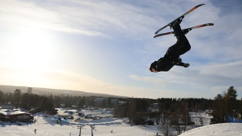 Eliaz Lindberg does a backflip.