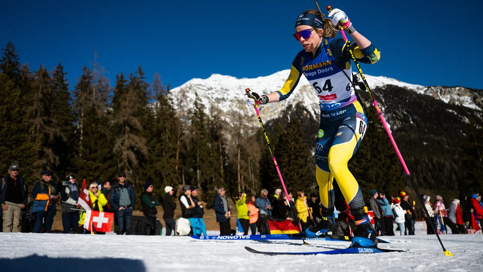 Elvira Öberg såg länge ut att gå mot ett nytt silver på VM, men gjorde en kostsam bom i sista skyttet.
