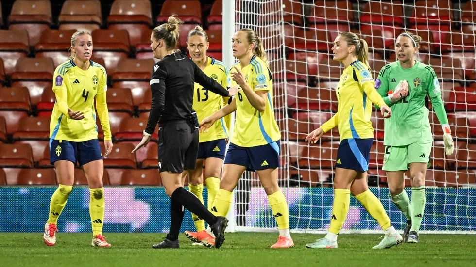 Magdalena Eriksson, nummer 6, var kritisk mot huvuddomaren Désirée Grundbacher som blåste en avgörande straff för Wales.