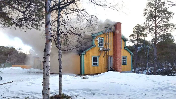 Byggnaden vid Saltoluokta fjällstation går inte att rädda. Bilden är tagen på fredag morgon.