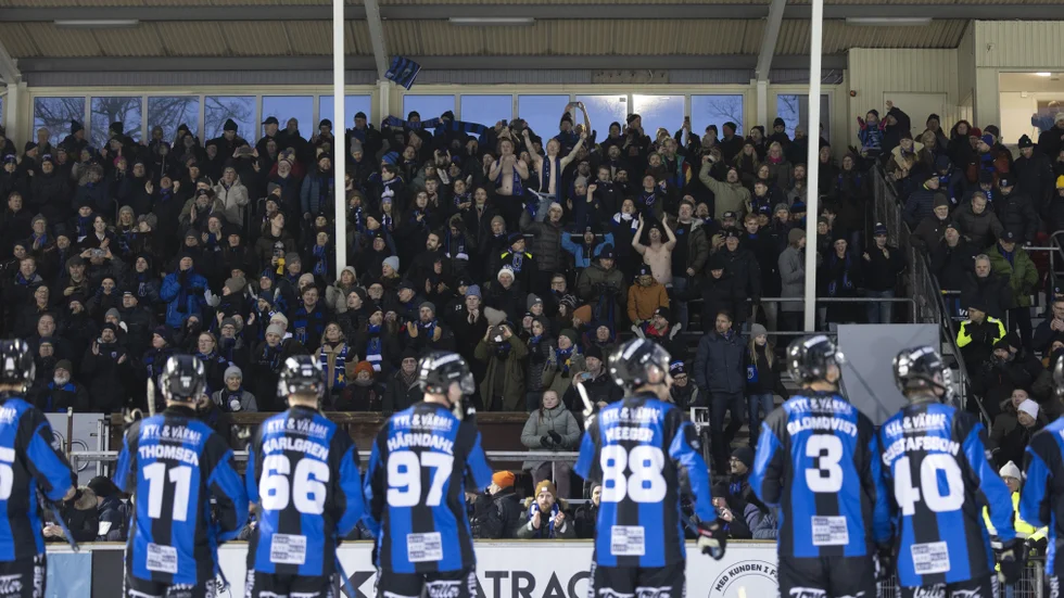 Siriusspelarna jublar tillsammans med supportrarna efter segern mot Västerås på Studenternas.