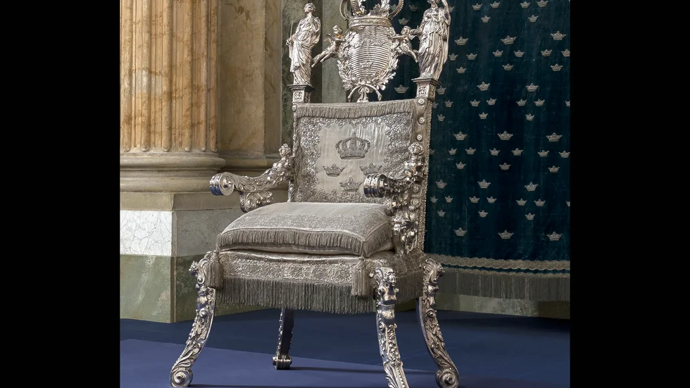 Silvertronen från cirka år 1650 står i Rikssalen på Kungliga slottet. Pressbild.