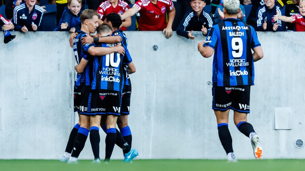 Melker Heier klappas om efter sitt 1-0-mål.