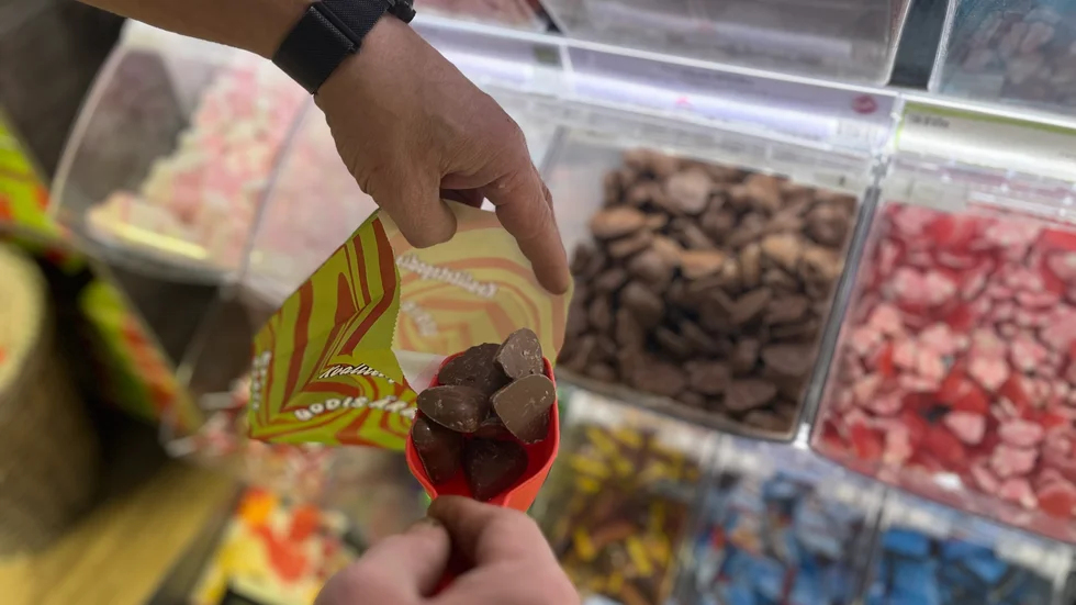 Priset på kakao har under de senaste åren sett en rekordökning. I samband med detta väljer godisbutiker i Sverige att begränsa sitt sortiment av choklad bland lösviktsgodiset – men inte i Luleå.