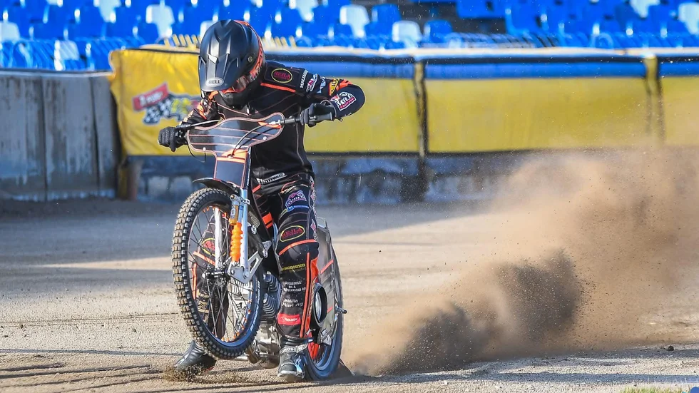 Jacob Thorssell var hos hans polska klubb Rzeszow i ett par dagar för att göra årets första varv på speedwayovalen och köra in cyklarna.