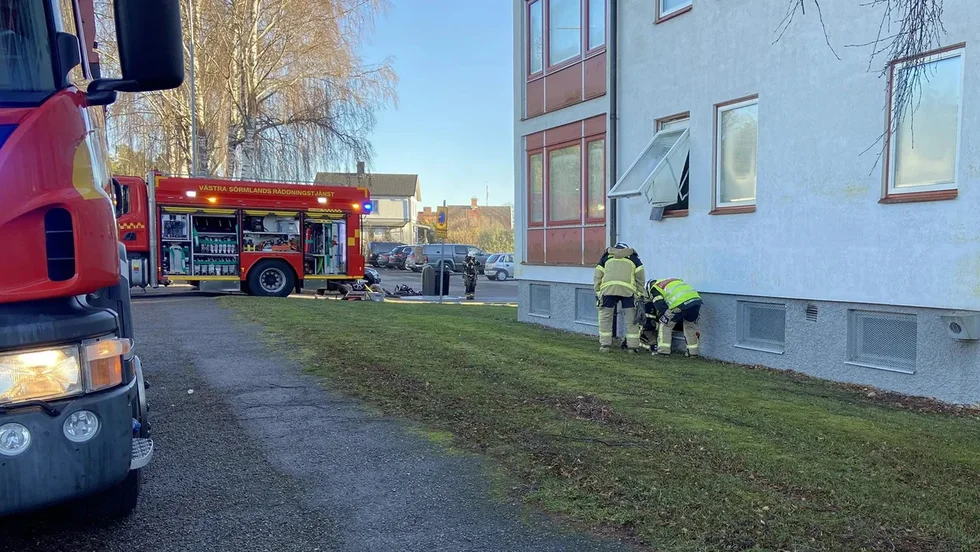 Räddningstjänsten på plats på Rönngatan efter larm om rökutveckling i källare.