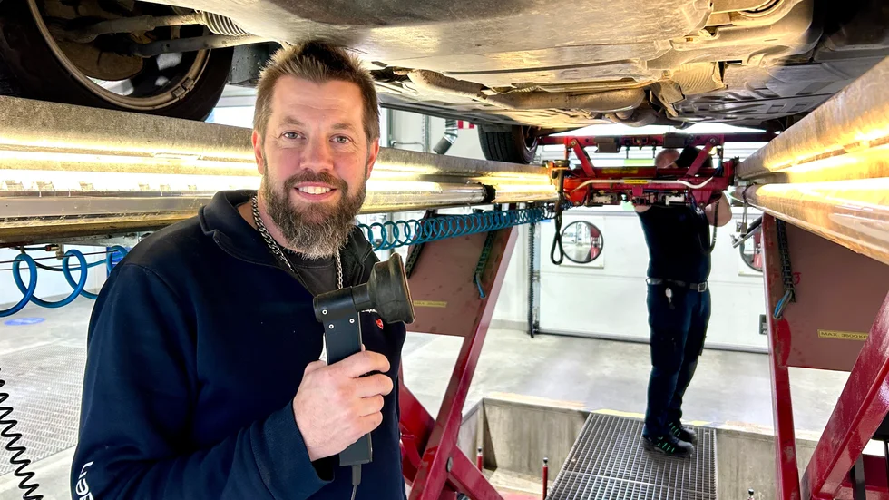 Morgan Andersson på Bilprovningen i Katrineholm tror inte att fel på fram- och bakvagnen beror på att farthindren runt om i staden är felkonstruerade. 