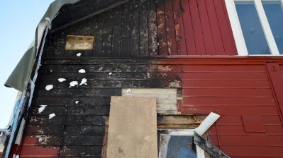 Den anlagda branden i Gåvsta skola fick fäste i en gavel men släcktes innan den spred sig till hela byggnaden. 