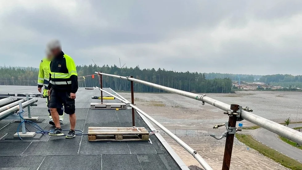 Arbetsmiljöverkets inspektör ansåg att fallskyddet var kraftigt underdimensionerat. "Kände på dessa spiror och de hade inte kunnat hindra mig från att falla om jag föll mot dessa", skrev inspektören i en rapport.