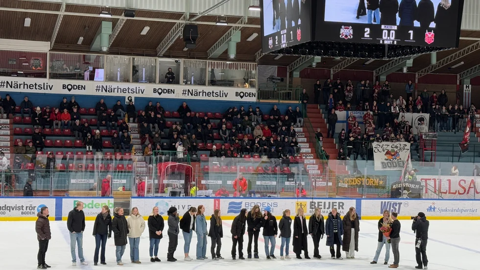 Spelarna i Boden Handboll hyllades under Boden Hockeys match.
