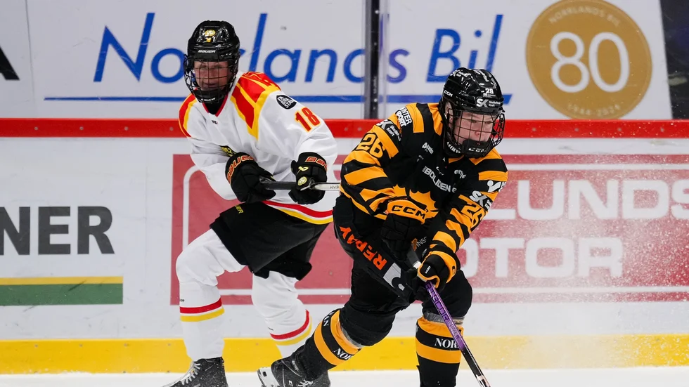Ida Kuoppala, här med Brynäs Jenniina Nylund som också är med i den finska truppen, ska spela VM i april.