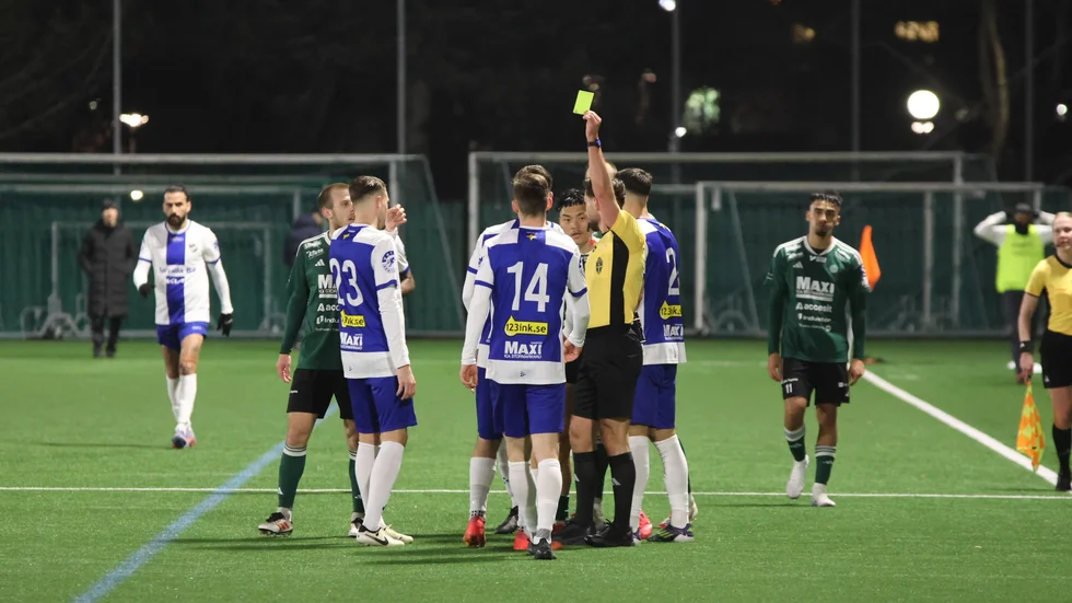 Endast en varning delades ut när Isak Bråholm blev kapad i den andra halvleken.