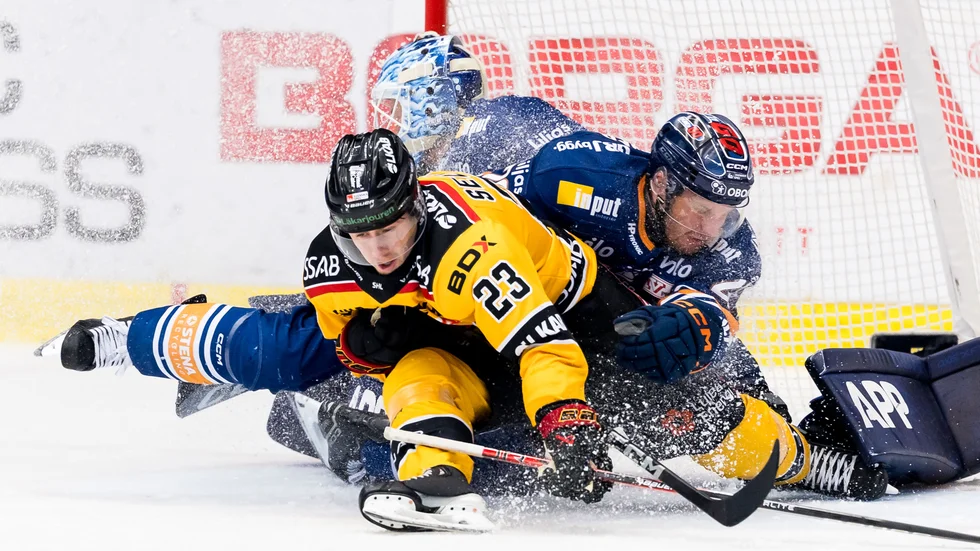 Det blev en lika tajt tredjematch mellan Luleå Hockey och Växjö. Här hotar Jesper Sellgren hemmamålet med målvakt Emil Larmi. Men det blev förlust till slut i nattmanglingen.