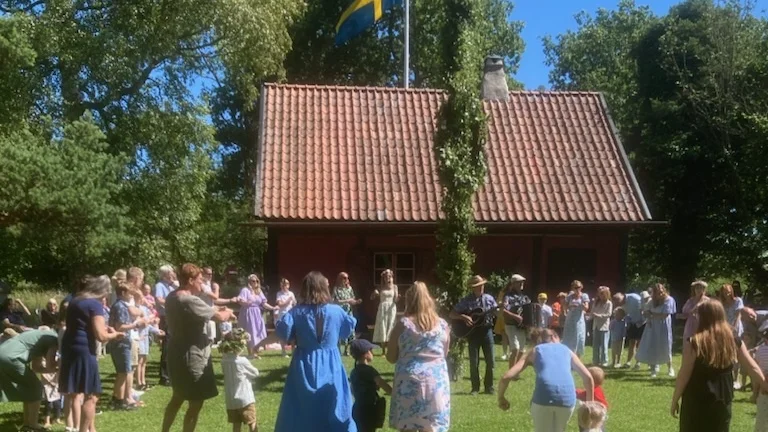 Dans runt midsommarstången 2024.