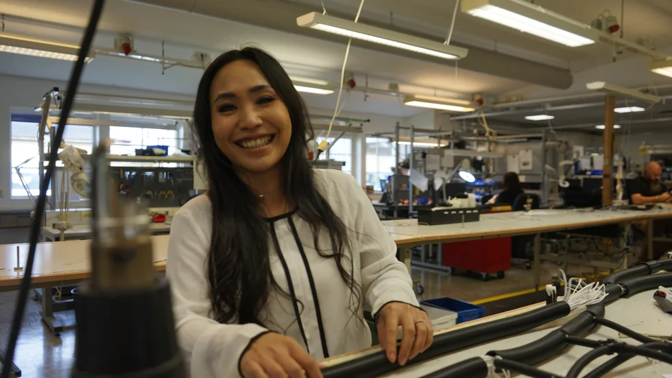 Nina Mahamart är produktionstekniker på Rimaster. Här sitter hon vid en av sina gamla stationer där hon monterade kablage. 