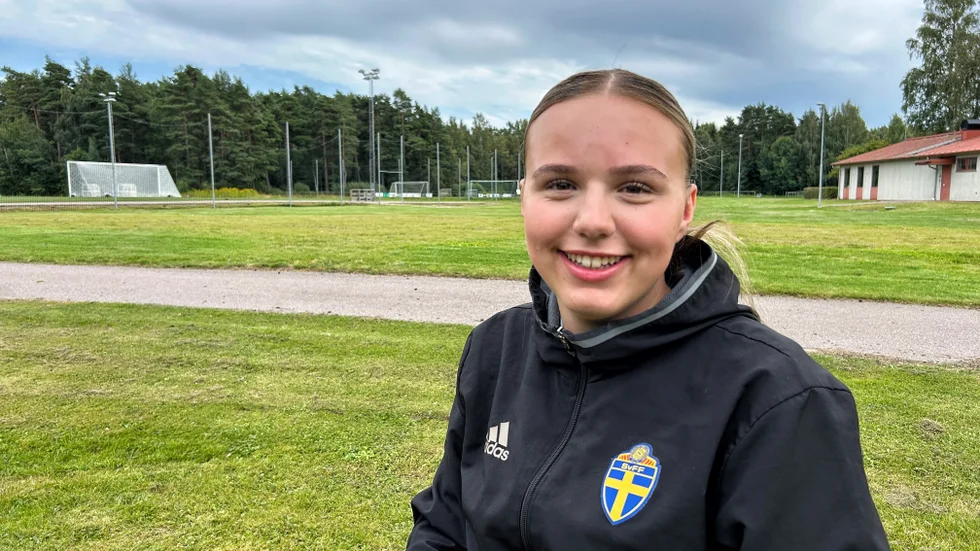 14-åriga Janina Vrajolli, från Skänninge, vill gå långt som fotbollsdomare. Hon drömmer om att döma både i dam- och herrallsvenskan. 