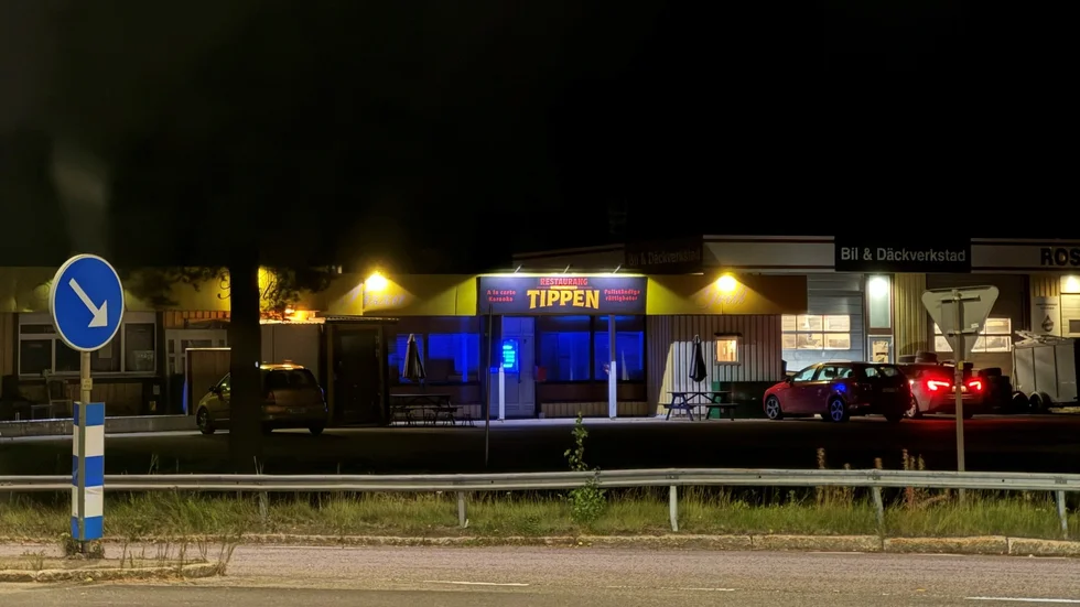 Matstället på Lövskatan bytte utseende och namn under filminspelningen. Restaurang Tippen är en viktig plats för handlingen i filmen.