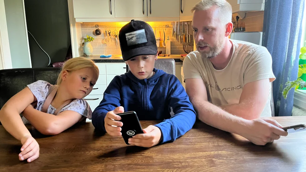 Svea Lindström, 9, och Helmer Lindström, 12, har inte några begränsningar på skärmanvändande men gör mycket annat tillsammans med kompisar på fritiden. "Så länge inte andra saker blir lidande så är skärmtid inget problem", säger bonuspappan Andreas Stenberg.