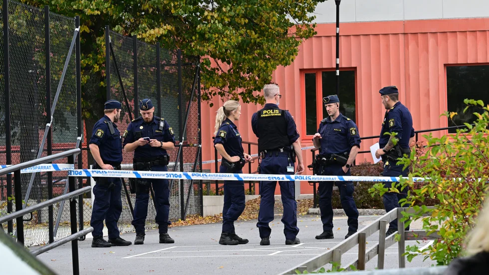 En person i tonåren blev skjuten på en skola i Trångsund, Huddinge.