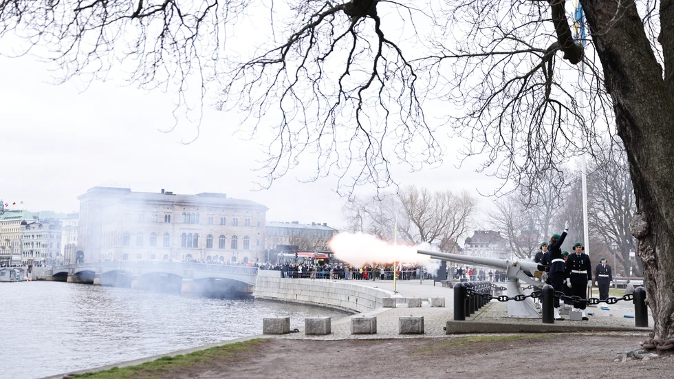 Försvarsmakten sköt salut på Skeppsholmen i Stockholm med anledning av att prinsessan Sofia och prins Carl Philip fick en dotter under fredagen.