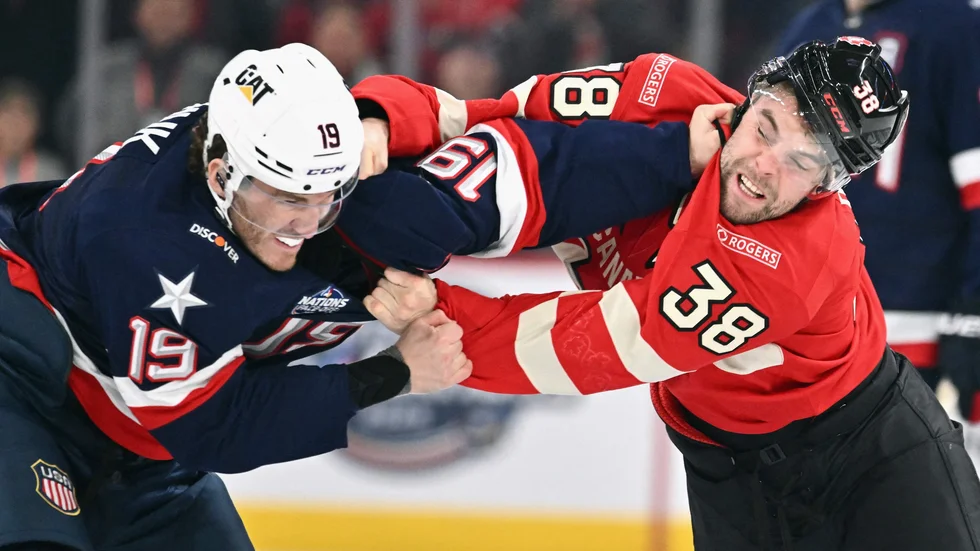 USA:s Matthew Tkachuk (19) och Kanadas Brandon Hagel i slagsmål direkt efter nedsläpp i rivalmötet.