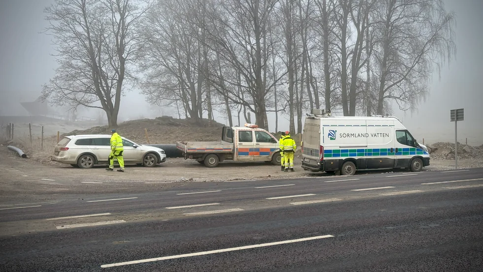 Här arbetar Sörmland vatten med att åtgärda den trasiga vattenledningen. 