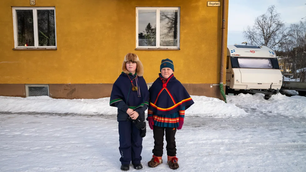 Jovva Åstot och Assar Pirak på Åsgatan i Jokkmokk.