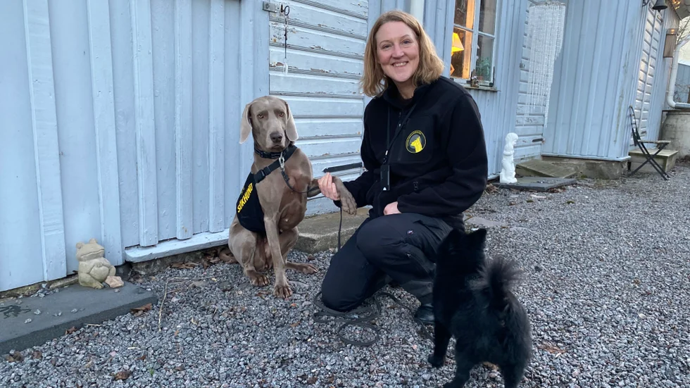 Sökhunden Salix med sin matte, Carola Kjellgren. Med på bilden är även hunden Anita.