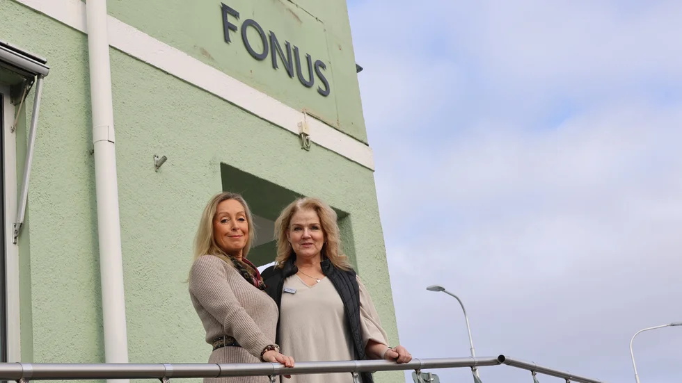 Anja Fridström och Ingela Svensson från Fonus framför begravningsbyråns nya Mjölbykontor.