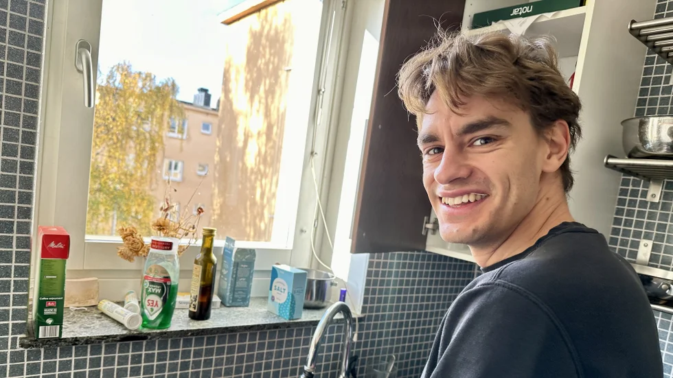 Olle Holmström Geijer, 26, i sin första egna bostad – en etta på 31 kvadrat tre trappor upp i Fålhagen.