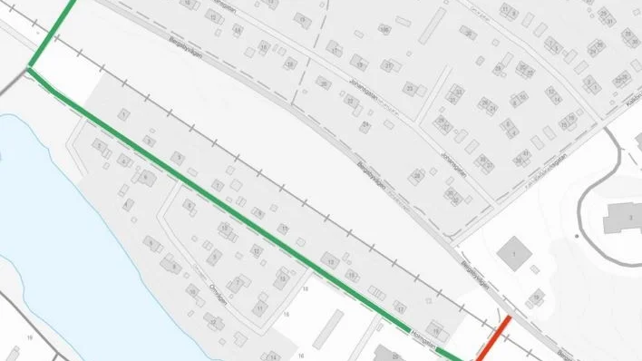 Röd markering visar avstängd väg. Grön markering visar hur trafiken leds om.