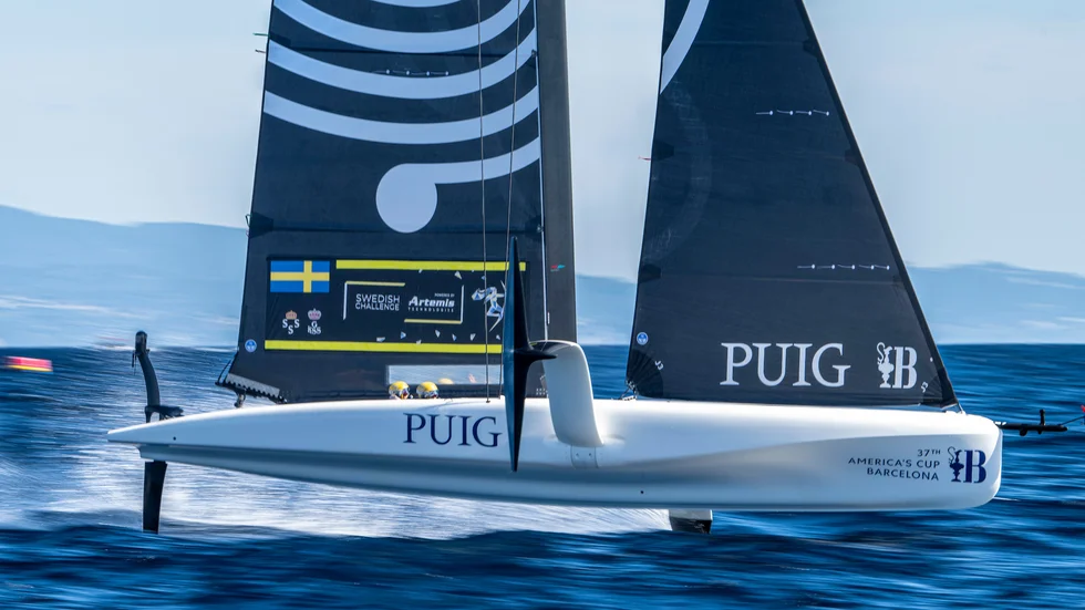 Svenska båten flyger fram i America's Cup