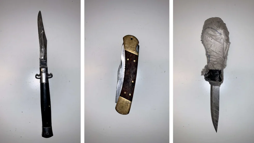 Den 57-årige mannen gick omkring med tre knivar. (Bilderna är hämtade ur förundersökningen.) 