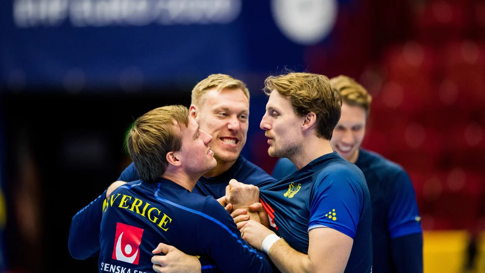 Fredric Pettersson, i mitten, och Jesper Nielsen möts när Guif och Skånela drabbar samman under måndagen. Till vänster syns Max Darj och bilden är från en landslagssamling 2020.