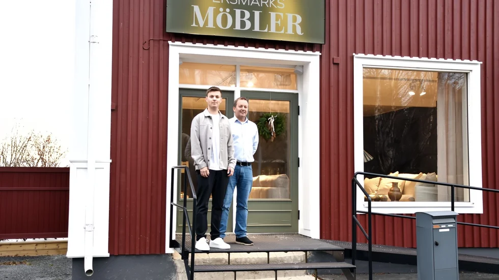 Skylten lyser i Ersmark igen.