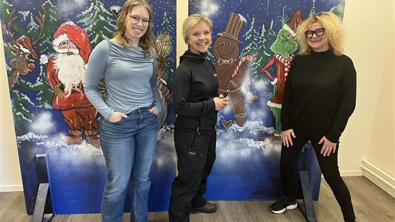 Victoria Eklund Wiklund, Anna-Lena Mårdestam och Lena Remahl är i full gång med att fixa allt inför premiäröppningen för vinterhäng den 1 december.