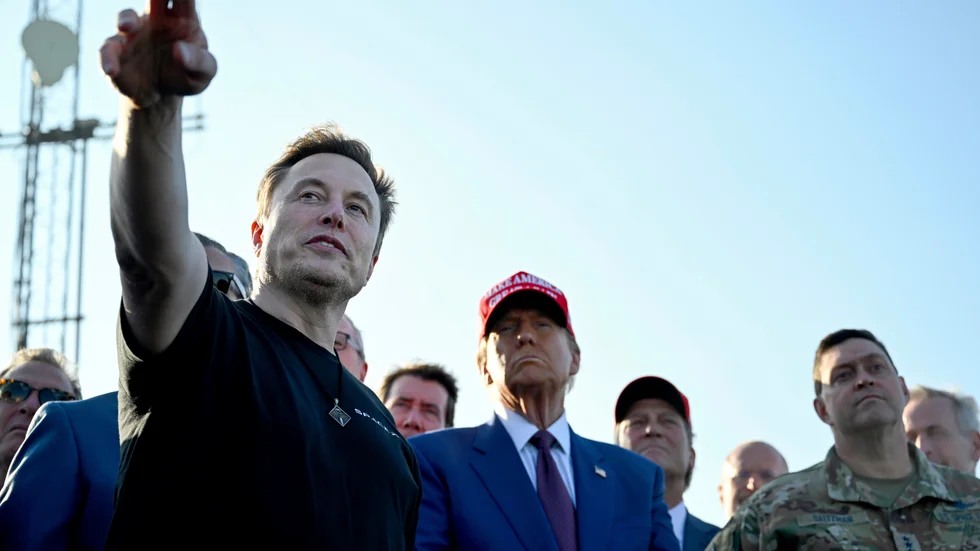 Trumprådgivaren Elon Musk och den tillträdande presidenten Donald Trump vid testuppskjutningen av en Space|X-raket i tisdags.