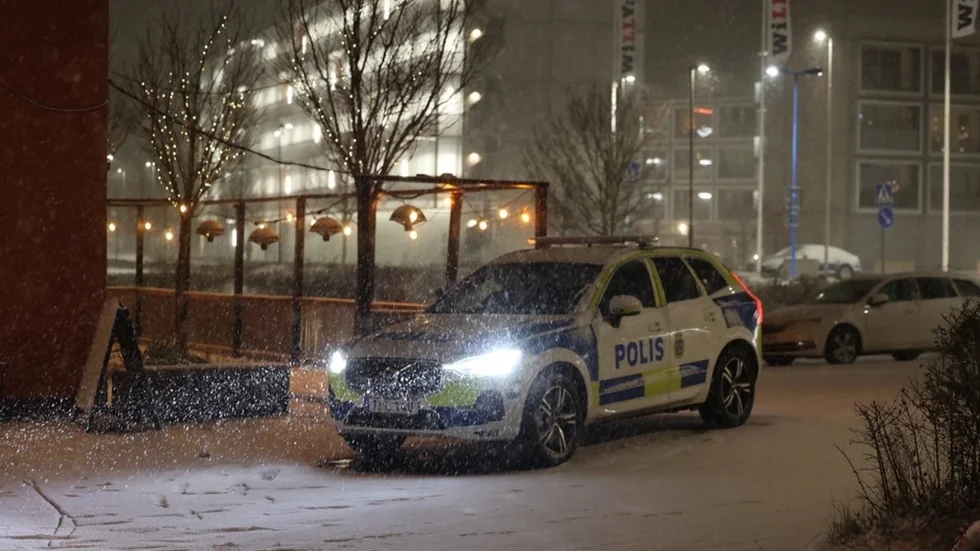 Polisen genomförde en större insats i Knivsta vid 19.30 under onsdagskvällen. Personer såg ett tiotal civilklädda poliser i viadukten vid tågstationen samt en polisbuss vid kiosken Direkten.