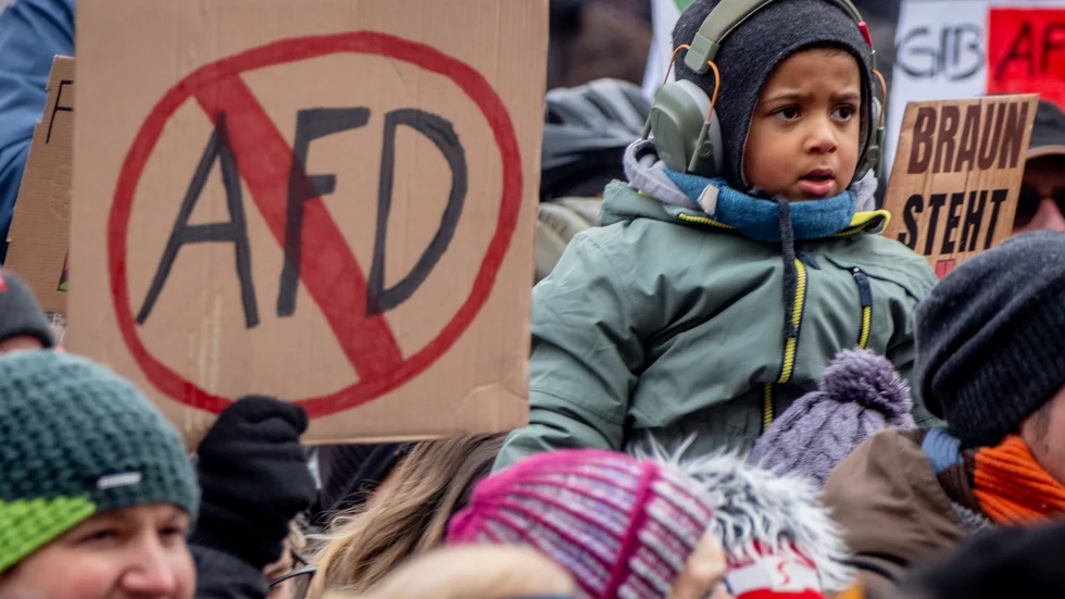 Många tyskar protesterar mot och varnar för högerextremisterna, men de andra partierna fumlar till det i stället för att hitta varandra. Det är en lärdom i den kamp som förs mot de här krafterna över hela Europa.