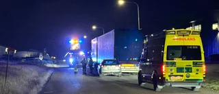 Bil körde in i parkerad lastbil vid olycka