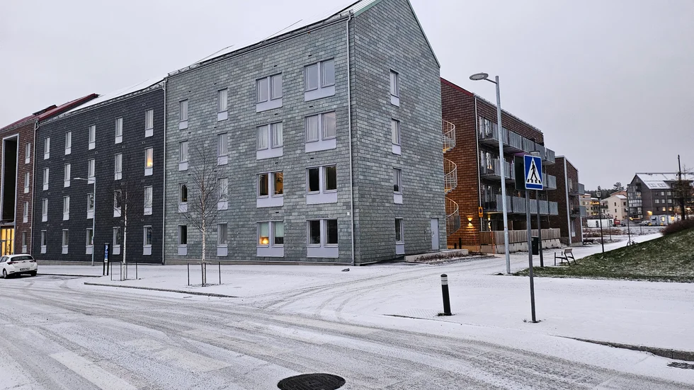 Nu tas prover inifrån lägenheterna på Krondalsvägen 64-66 för att se om det förekommer mögel även där.