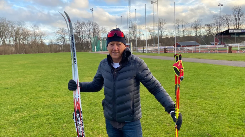 Skidåkning i centrala Motala. B-planen på Idrottsparken står öde på vintrarna, men här hoppas Maifs skidklubb och ordföranden Michael Thorén ha en skidanläggning klar om ett år. 